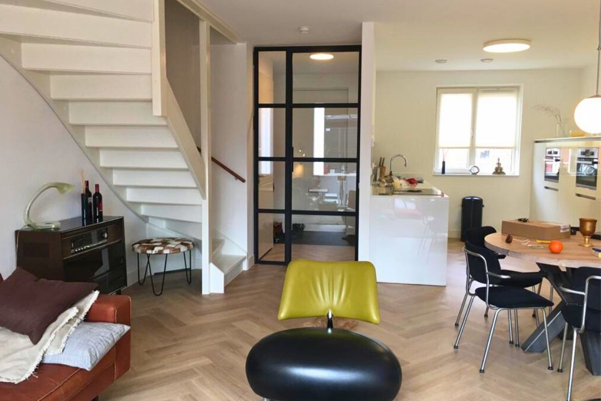 Lekview  Techniek - Stalen deur met zijlicht